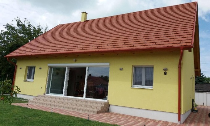 Fonyodliget House | Holiday home in Fonyód with terrace and barbecue