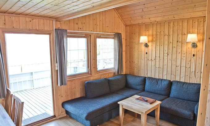 Kinsarvik House | Holiday home in Kinsarvik with lake view