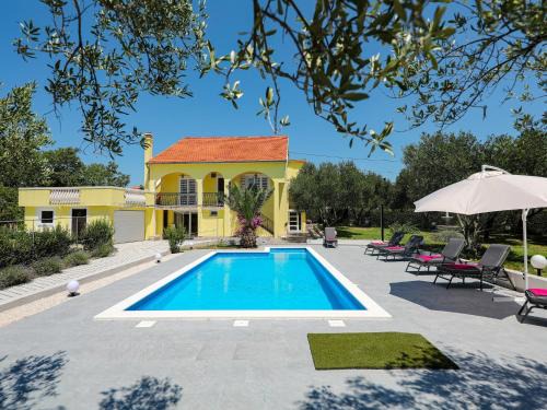 Lovinac House | Holiday Home in Policnik with Private Pool