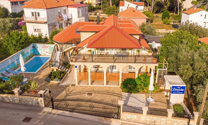 Ugljan House | Holiday Home in Ugljan with Terrace, Air condition, WIFI, Washing machine (4679-2)