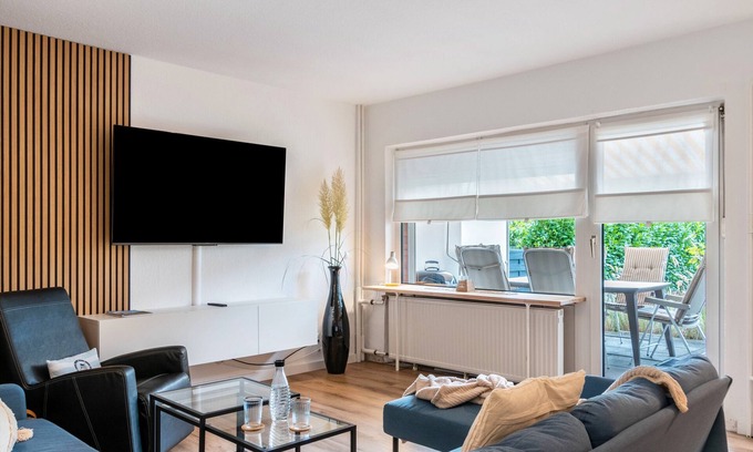 Neuengroden House | Holiday Home 'Kuh' with Private Terrace, Balcony and Wi-Fi