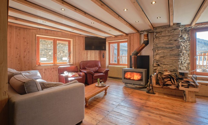 Besse House | Holiday Home 'L'auberge Du Bati' with Mountain View, Balcony and Wi-Fi