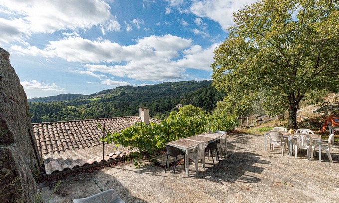 Beauvene House | Holiday Home 'La Casita' with Mountain View, Private Terrace and Wi-Fi