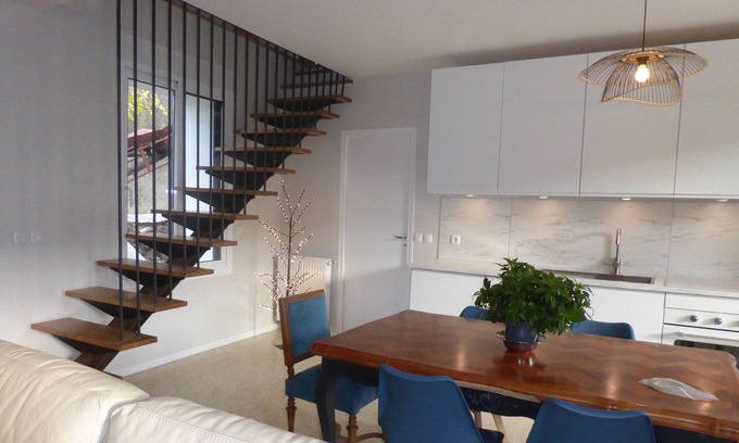 Andonville House | Holiday Home 'La Faustinière' with Private Terrace and Wi-Fi