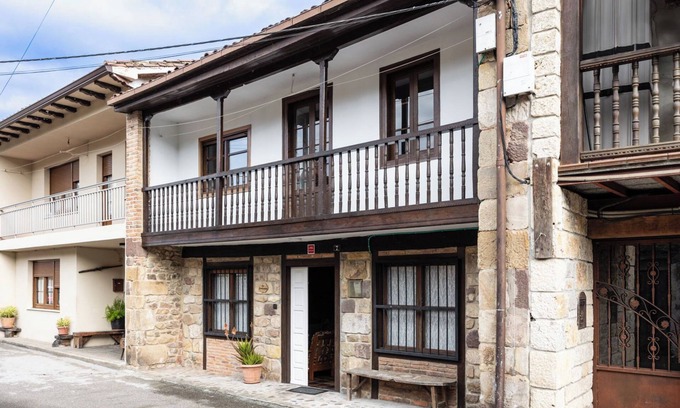 Caranceja House | Holiday Home 'La Jomeruca' with Mountain View, Balcony and Wi-Fi