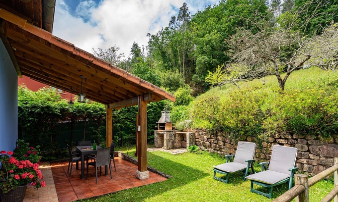 Camoca House | Holiday Home 'La Pumarada' with Private Garden and Wi-Fi
