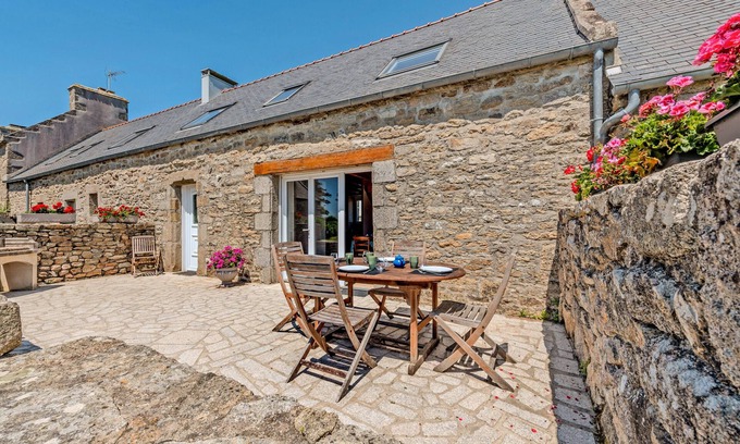 Porspoder House | Holiday Home 'Le Gîte Vert 3' with Private Terrace and Shared Garden