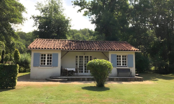Varaignes House | Holiday Home 'Le Lavoir' with Shared Pool, Private Terrace and Shared Garden