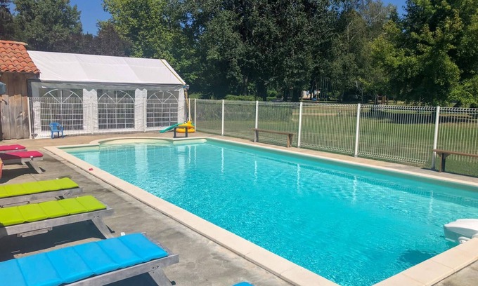 Varaignes House | Holiday Home 'Le Martin Pêcheur' with Shared Pool, Private Terrace and Shared Garden