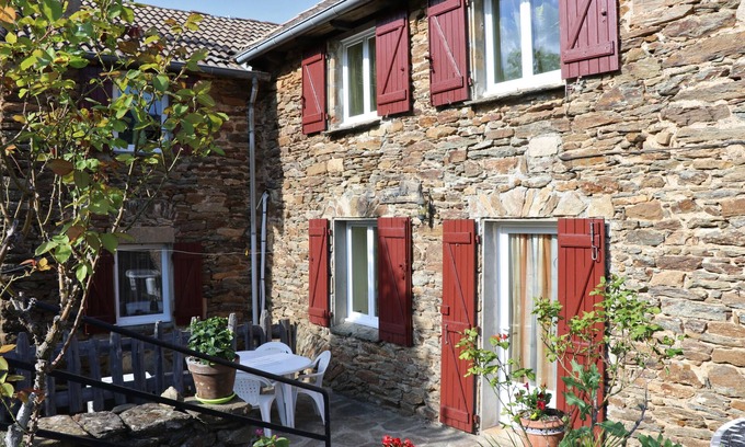 Gravieres Cottage | Holiday Home 'Le Sam-plaît' with Mountain View, Shared Pool and Air Conditioning