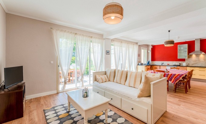 Bollene House | Holiday Home 'Le Secret D'hestia' with Shared Pool, Wi-Fi and Air Conditioning