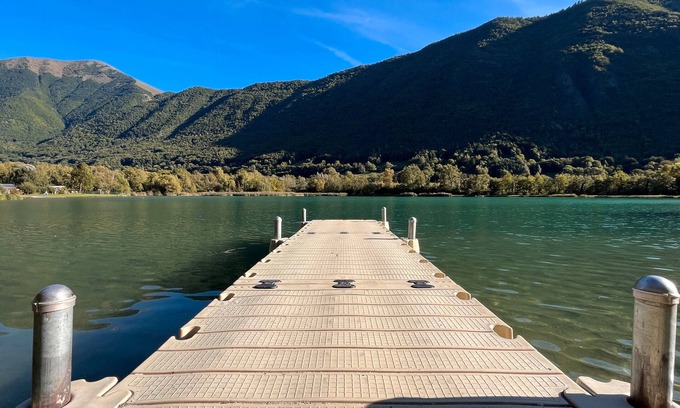 Valbonnais House | Holiday Home 'Les Rives Du Lac Valbonnais' with Lake View, Private Garden and Wi-Fi