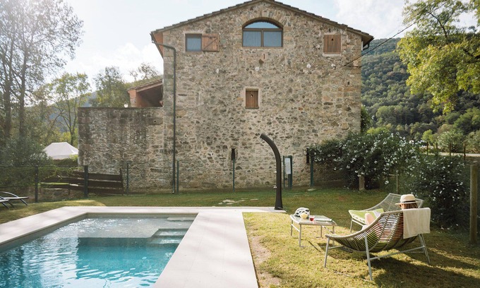 Beguda House | Holiday Home 'Lledoner' with Mountain View, Shared Pool and Wi-Fi