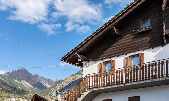 Nus House | Holiday Home 'Lo Sondzo' with Mountain View, Shared Terrace and Wi-Fi