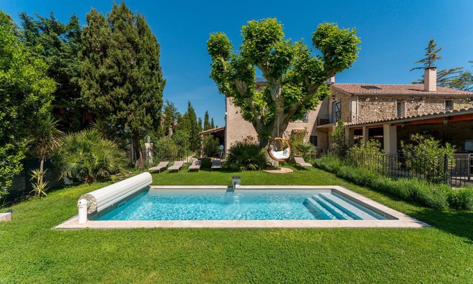Avignon House | Holiday Home 'Maison En Campagne' with Shared Pool, Wi-Fi and Air Conditioning
