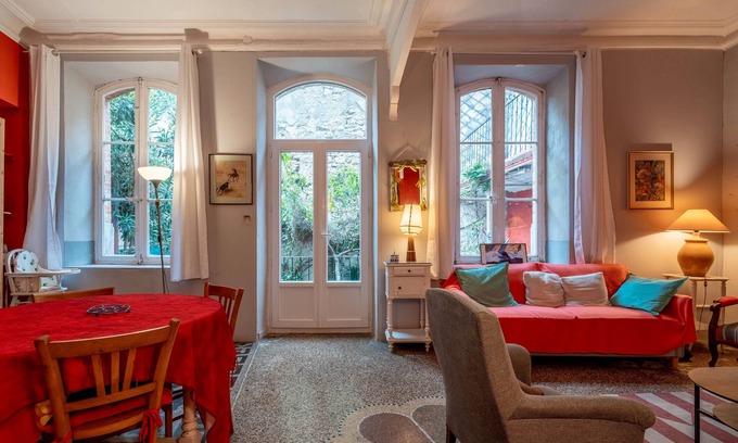 La Palme House | Holiday Home 'Massenet' with Shared Terrace, Private Garden and Wi-Fi