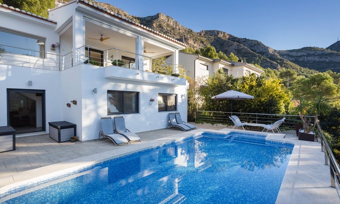 La Drova House | Holiday Home 'Mountain View Villa' with Mountain View, Wi-Fi and Air Conditioning