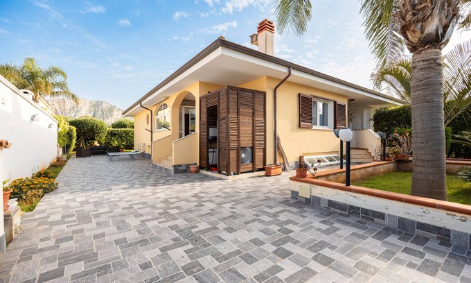 Carini House | Holiday Home 'Ohana' with Sea View, Wi-Fi and Air Conditioning