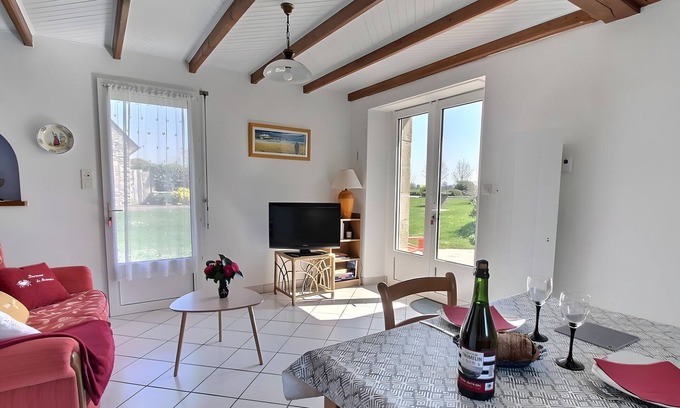 Mahalon House | Holiday Home 'Plain-pied' with Private Terrace, Shared Garden and Wi-Fi