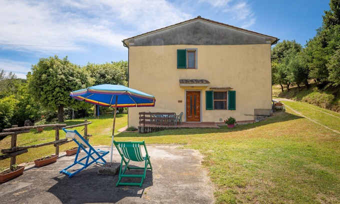 Fauglia House | Holiday Home 'Poggio2' with Shared Pool, Private Garden and Wi-Fi