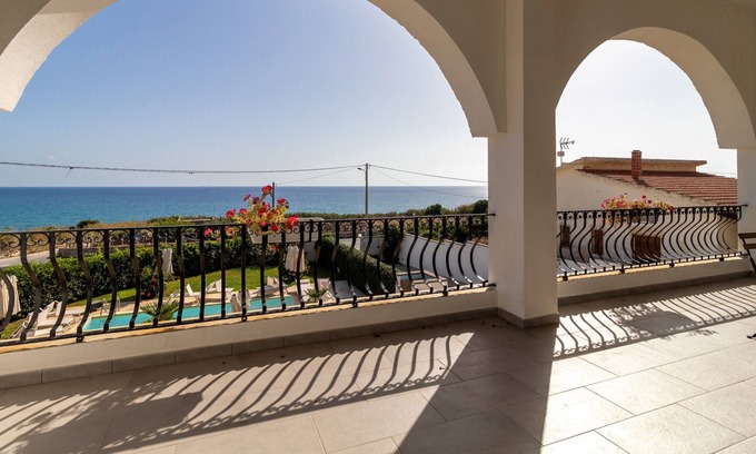 Cava dʼAliga House | Holiday Home "Villa Archi - Private Pool" with Sea View & Wi-Fi
