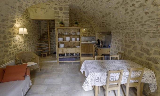 Colonzelle House | Holiday Home 'Voûte' with Shared Pool, Private Garden and Wi-Fi