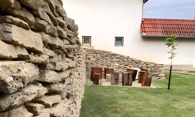 Heviz House | Holiday home with a beautiful garden and internet