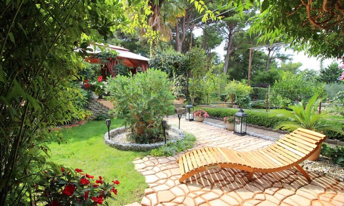 Brulo House | Holiday home with garden terrace and air conditioning