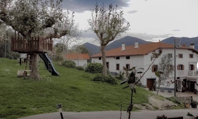 Deba House | Holiday Home with Mountain Views, Private Garden and Wi-Fi