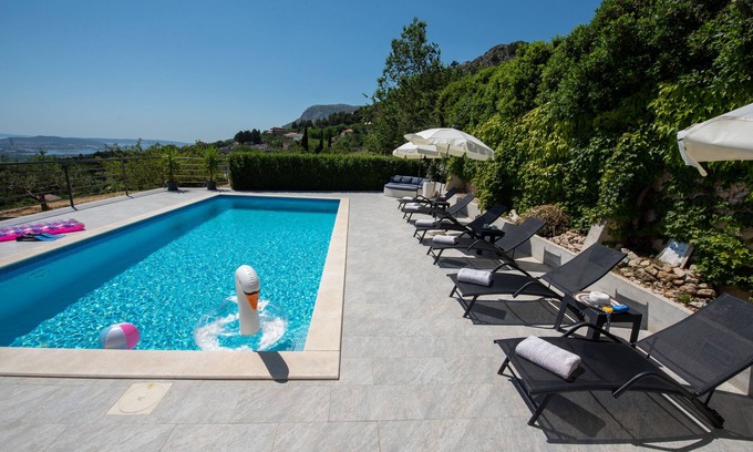 Klis Apartment | Holiday House App Grace with pool and view in Klis