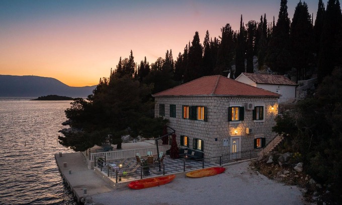 Blace House | Holiday house Blace for 1 - 10 persons with 4 bedrooms - Holiday house