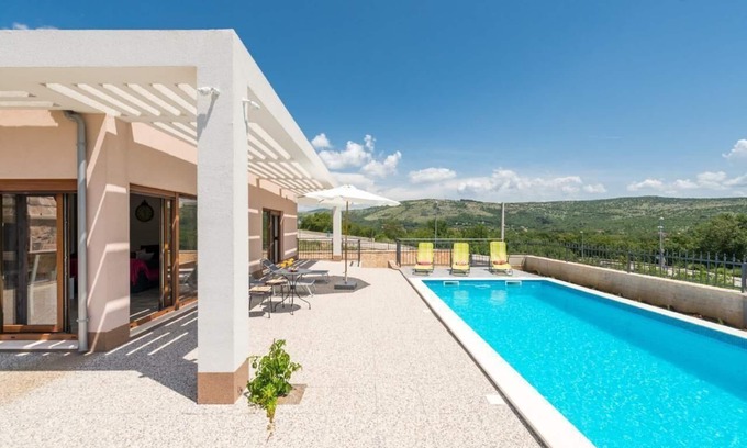 Dugopolje House | Holiday house Dugopolje for 1 - 8 persons with 3 bedrooms - Holiday home