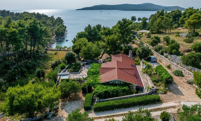 Cove Osibova (Milna) Villa | Holiday House Robinson- beachfront jewel with a jacuzzi