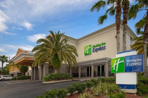 Jacksonville Beach Hotel | Holiday Inn Express Jacksonville Beach by IHG