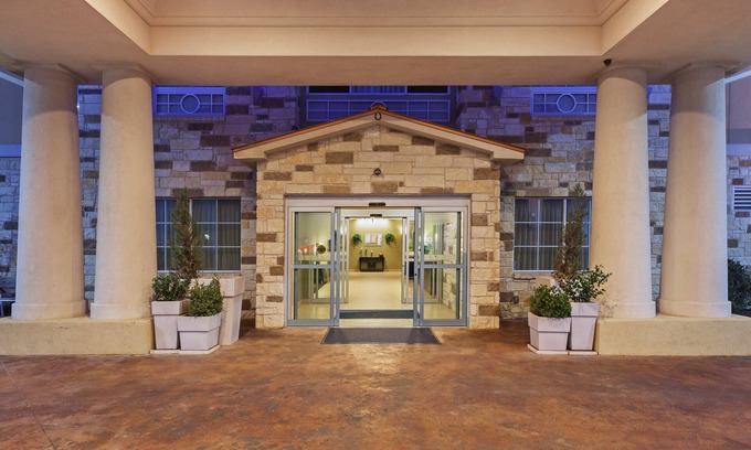 Brady Hotel | Holiday Inn Express Hotel & Suites Brady by IHG