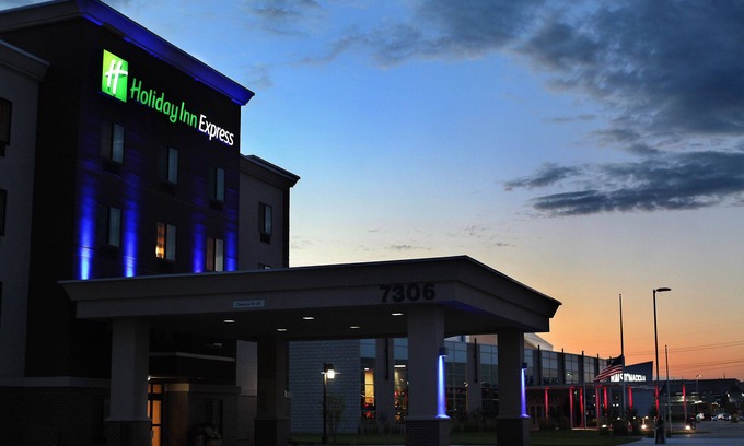 South Central Omaha Hotel | Holiday Inn Express & Suites Omaha South - Ralston Arena by IHG