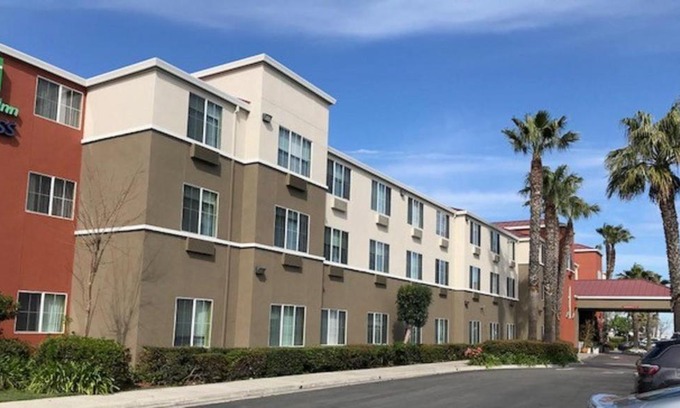 Tracy Hotel | Holiday Inn Express & Suites Tracy by IHG