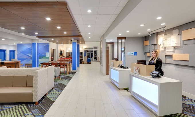 Dallas Hotel | Holiday Inn Express & Suites Dallas NW HWY - Love Field by IHG
