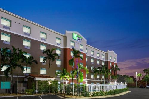 Pembroke Pines Hotel | Holiday Inn Express & Suites Pembroke Pines-Sheridan St by IHG