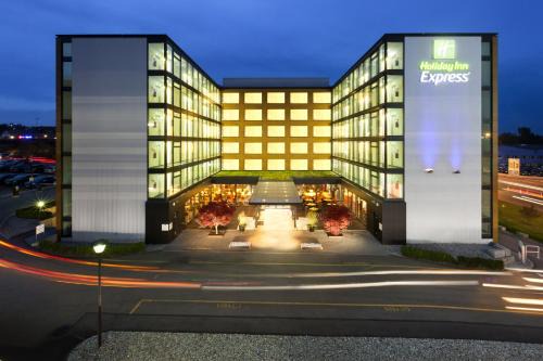 Ruemlang Hotel | Holiday Inn Express Zürich Airport by IHG