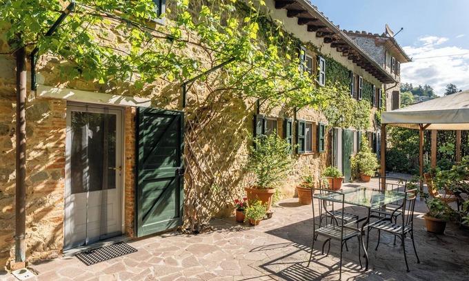 Nozanno Apartment | Holiday Studio 'Abbacca-là Appartamento 2' with Shared Pool and Wi-Fi