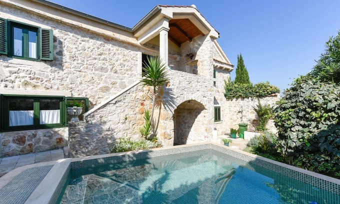 Banj Villa | Holiday Villa with swimming pool, Blue Tree