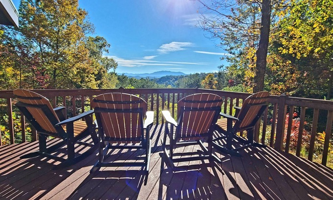 Gatlinburg - Pigeon Forge Cabin | Holidays ARE CLOSE - Mountain View - WiFi - King Beds - Family Friendly - HotTub