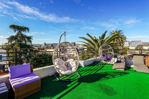 Los Angeles Apartment | Hollywood Famous Townhome with PVT Rooftop Scenic views