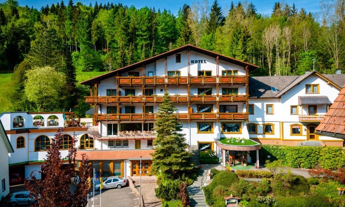 Schoenmuenzach Hotel | Holzschuhs Schwarzwaldhotel