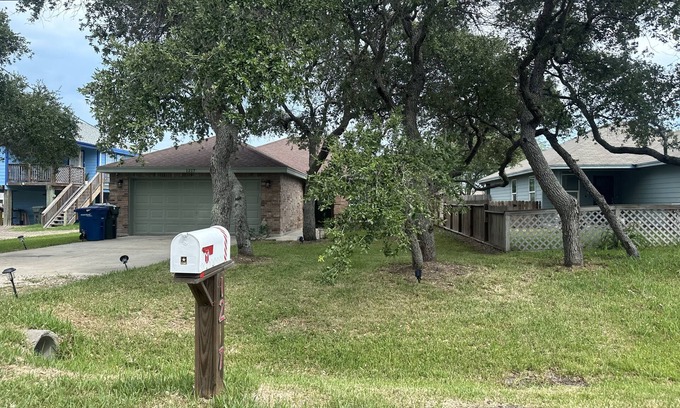 Flour Bluff House | Home- 3 Bedrooms 2 bathrooms +2car garage + Ev charger . Two blocks from water