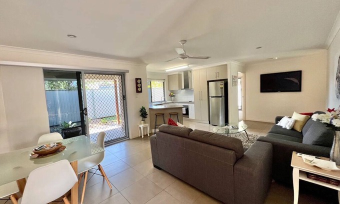 Bundaberg South Villa | Home away from home! Modern, comfortable, central, AC, Yard.
