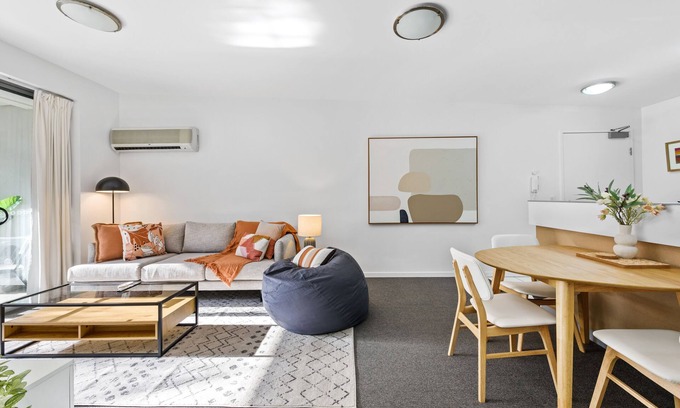 Spring Hill Apartment | Home away from Home! 2Bed/1Bath/Car/Pool~2kms CBD