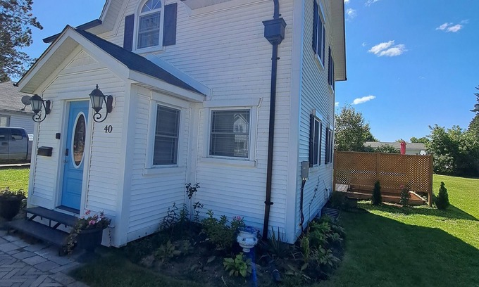 South River House | Home Away From Home, come and relax in a beautiful old country home with Jacuzzi