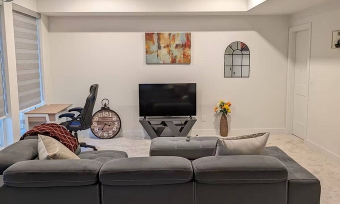 Mission House | Home away from home, next to Mission golf course, racetrack and hiking trails.